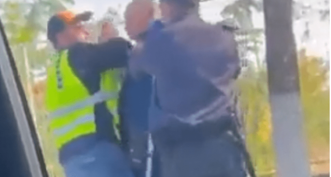 Двајца полицајци нападнаа гласач во близина на избирачко место во Кочани (Видео)